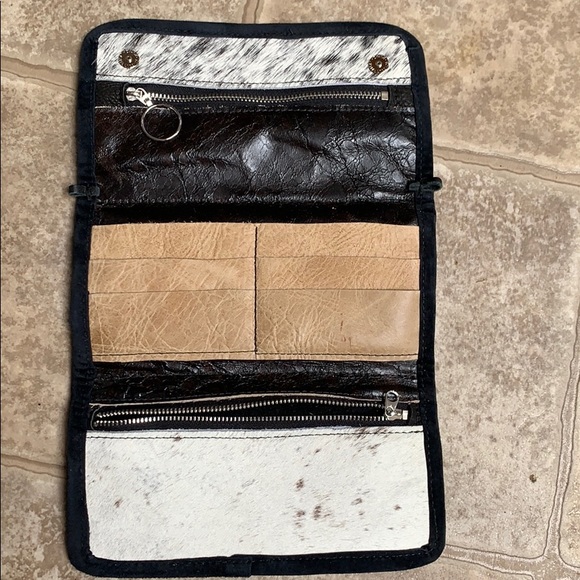 NWOT- Gorgeous leather wallet - Picture 3 of 6